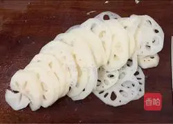 Illustration of how to make vine pepper and lotus root slices 1