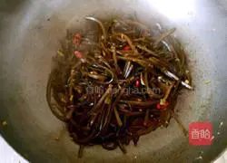 Illustration of how to make spicy fried kelp 7