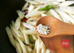 Illustration of how to make spicy and sour lotus root tips 11