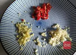 Illustration of how to tear garlic sprouts by hand 3