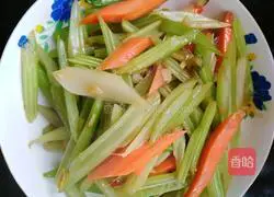 Illustration of how to stir-fry green celery 4