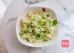 Illustration of how to cook white fungus and stir-fried cauliflower 2