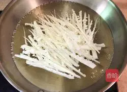 Illustration of how to make shredded bitter bamboo shoots cold with red oil 7