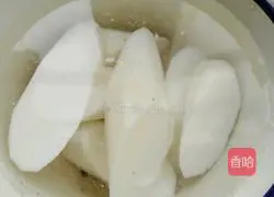 Illustration of how to stir-fry yam with celery 2