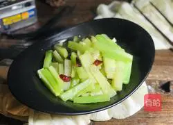 Illustration of how to make spicy and sour lettuce strips 8