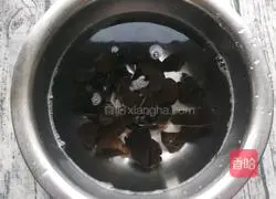 Illustration of how to mix broccoli with black fungus 6