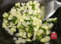 Illustration of how to stir-fry potatoes, cucumbers and corn 5