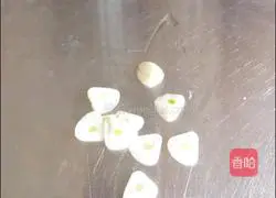 Illustration of how to stir-fry lettuce 3