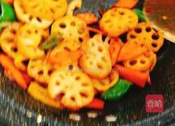 Illustration of how to make fried lotus root slices with green pepper and carrot 3