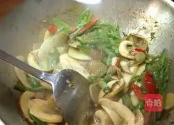 Sichuan style - Illustration of how to make stir-fried porcini mushrooms 8