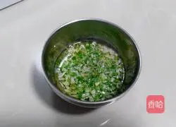 Illustration of how to make scallion pancakes 4