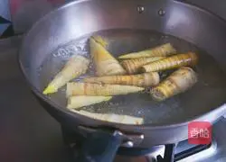 Illustration of how to make spring bamboo shoots in sauce 3