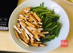 Illustration of how to make stir-fried dried tofu with chives and moss 1