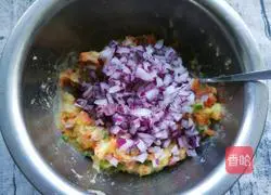 Illustration of how to make onion and potato pancakes 13