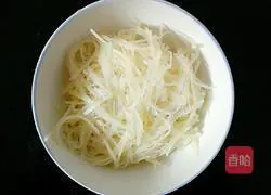 Illustration of how to make spicy and sour cold potato shreds 7