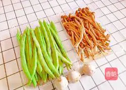 Illustration of how to stir-fry green beans with tea tree mushrooms 2