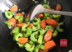 Illustration of how to make bitter melon, tofu and carrots 5