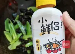 Illustration of how to stir-fry lettuce with fungus 15