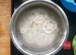 Illustration of how to make lotus pond stir-fry 4