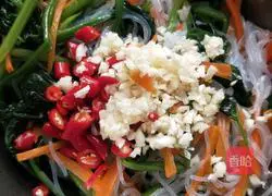 Illustration of how to mix spinach with vermicelli 7