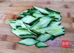 Illustration of how to make cucumber and scrambled eggs 2