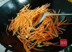 Illustration of how to stir-fry carrots and enoki mushrooms 5