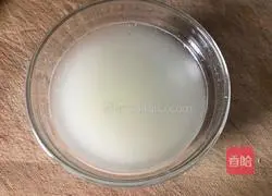 Illustration of how to stir-fry celery and lily 4