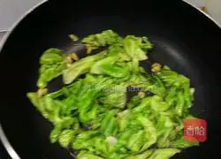 Illustration of how to stir-fry cabbage and fungus 12