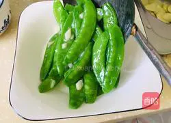 Illustration of how to make fried snow peas 9