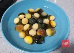 Illustration of how to make quail eggs with colored pepper 2