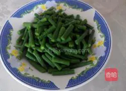 Illustration of how to make sesame garlic beans and beans 4