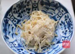 Illustration of how to make cold cucumber and enoki mushrooms 2