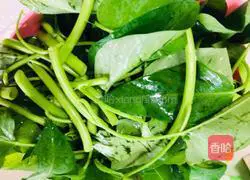 Illustration of how to make stir-fried water spinach 1