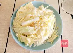 Illustration of how to stir-fry pickled beans with cabbage 3