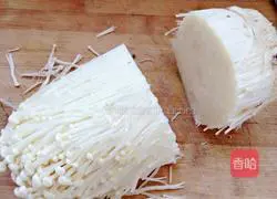 Illustration of how to stir-fry enoki mushrooms 1