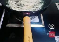 Illustration of how to make cucumber and enoki mushroom rolls 5