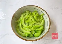 Stir-fried Illustration of how to make bitter melon 6