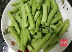 Illustration of how to make stir-fried green beans 1