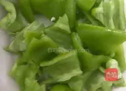 Illustration of how to make fried potato slices with green pepper 2