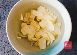 This is how to moisturize the lungs in autumn, stir-fried lilies with lettuce, a refreshing, simple and easy-to-use recipe 4