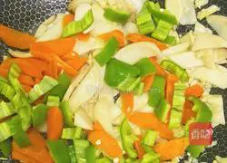 Illustration of how to stir-fry king oyster mushrooms with green pepper 4