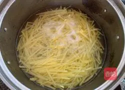 Illustration of how to make cold spicy potato shreds 4