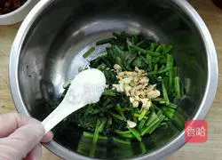 Illustration of how to make spinach with nuts 7