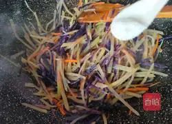 Illustration of how to make two-color shredded potatoes 9