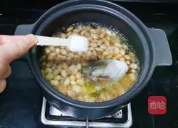 Illustration of how to make cold celery and peanuts 3