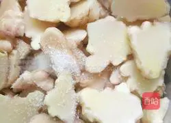 Illustration of how to soak ginger in vinegar 4