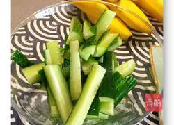 Illustration of how to make spicy and sour cucumber with minced garlic 4