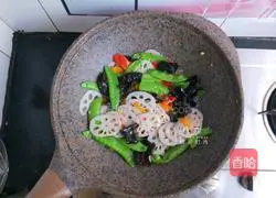 Illustration of how to make lotus pond stir-fry 13