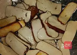 Illustration of how to stir-fry carrots and dry them 3