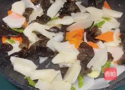 Illustration of how to stir-fry yam and fungus 9